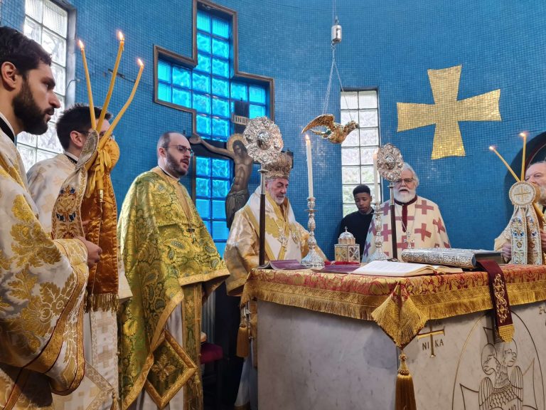 Χειροτονία πρεσβυτέρου από τον Αρχιεπίσκοπο Θυατείρων Νικήτα