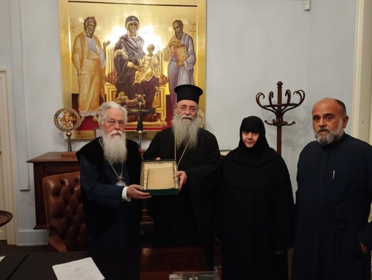 Το Οικουμενικό Πατριαρχείο παρέδωσε στον Μητροπολίτη Δράμας κλαπέντα χειρόγραφα