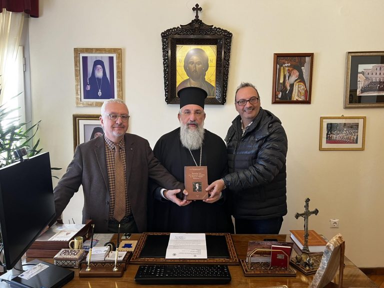 Στον Αρχιεπίσκοπο Κρήτης ο αφιερωματικός τόμος της ΠΑΕΑΚ για τον Πατριάρχη