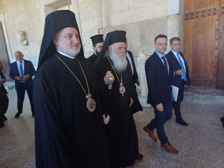 Η επίσημη έναρξη του Συνεδρίου των Αρχόντων στην Στοά του Αττάλου