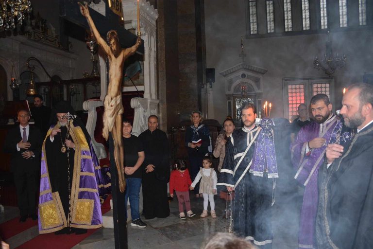 Η Ακολουθία των Αγίων Παθών στον Καθεδρικό Ναό Αγίας Τριάδος Χαλκηδόνος